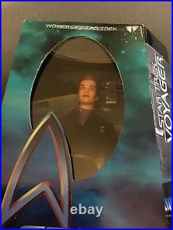 STAR TREK Voyager FACTORY MIXUP ERROR Seven of Nine & Captain Janeway VERY RARE