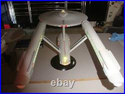 Star Trek Uss Enterprise 1/350 Scale Lighted Display Artisan Replica